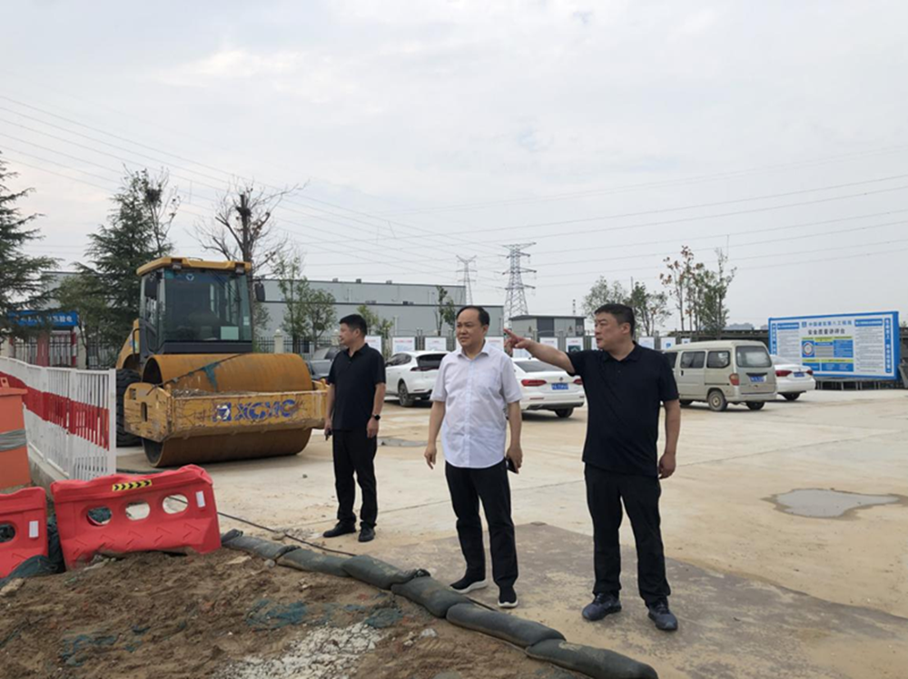 鄭州市建設(shè)投資集團有限公司黨委委員、副總經(jīng)理張巖到侯寨新鎮(zhèn)區(qū)安置區(qū)調(diào)研項目建設(shè)工作